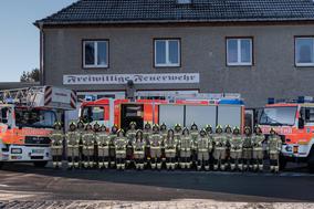 Gruppenbild der Kameraden vor dem Feuerwehrgerätehaus.