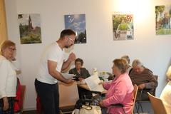 Thomas Seide händigte die Teilnehmerbögen zum Kurs aus