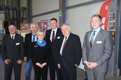 Gruppenbild mit Bürgermeister Thomas Barz (Mi.) Prof. Dr. Wolfgang Böhmer, Ministerpräsident a.D. des Landes Sachsen-Anhalt (rechts) und Dr. Dietlind Tiemann (links)
