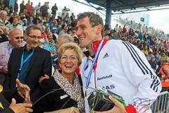 Glücklicher Sieger und stolzes Stadtoberhaupt.