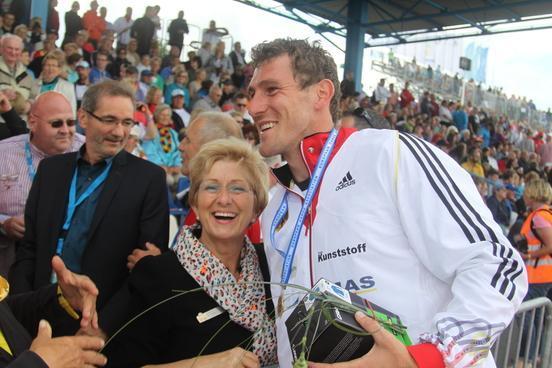 ... erfolgreiche Spitzensportler zum Anfassen, wie hier Olympiasieger Sebastian Brendel nach seinem Titelgewinn bei der Kanu-EM 2014.