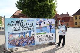 Cheforganisator Christian Heise vor dem Werbebanner am Altstädtischen Rathaus