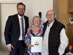 Der Bürgermeister gratuliert Gerda & Hans Neumann zur Eisernen Hochzeit.