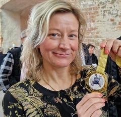 Antje Martin vom VFL warb mit der Mops-Medaille für den 6. Mopslauf.
