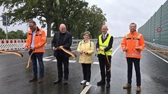 Freigabe der Bahnüberführung mittels Banddurchschnitt.