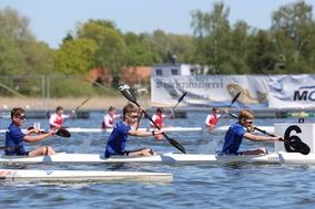 Kajak-Vierer im Zielsprint.