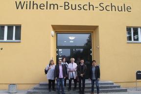 Bezirksschulleiter vor der Wilhelm-Busch-Schule