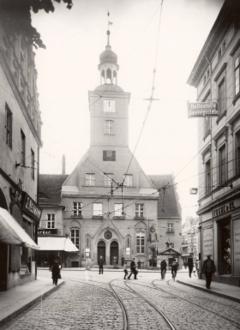 Das Neustädtische Rathaus mit Blick aus der Steinstraße.