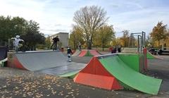 BMX- und Rollerfahrer auf der Anlage.