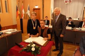 Paralympics-Silbermedaillengewinnerin und Erfolgstrainer geehrt
