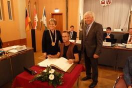 Paralympics-Silbermedaillengewinnerin und Erfolgstrainer geehrt