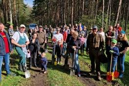 Beigeordneter Thomas Barz (links) hieß das Brandenburger-Bank-Team im Stadtwald willkommen und dankte im Namen der Stadt für das Engagement.