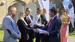 Sie bekamen neben der Studienvereinbarung ebenfalls den Rucksack und Blumen.