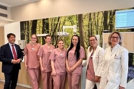 Gruppenbild im Wald-Kreißsaal