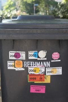 Müllmarken-Aufkleber werden ...