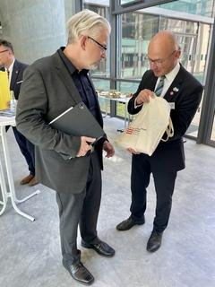 Übergabe eines Informationspakets der THB an Prof. Dr. Peter Starke der Hochschule Kaiserslautern