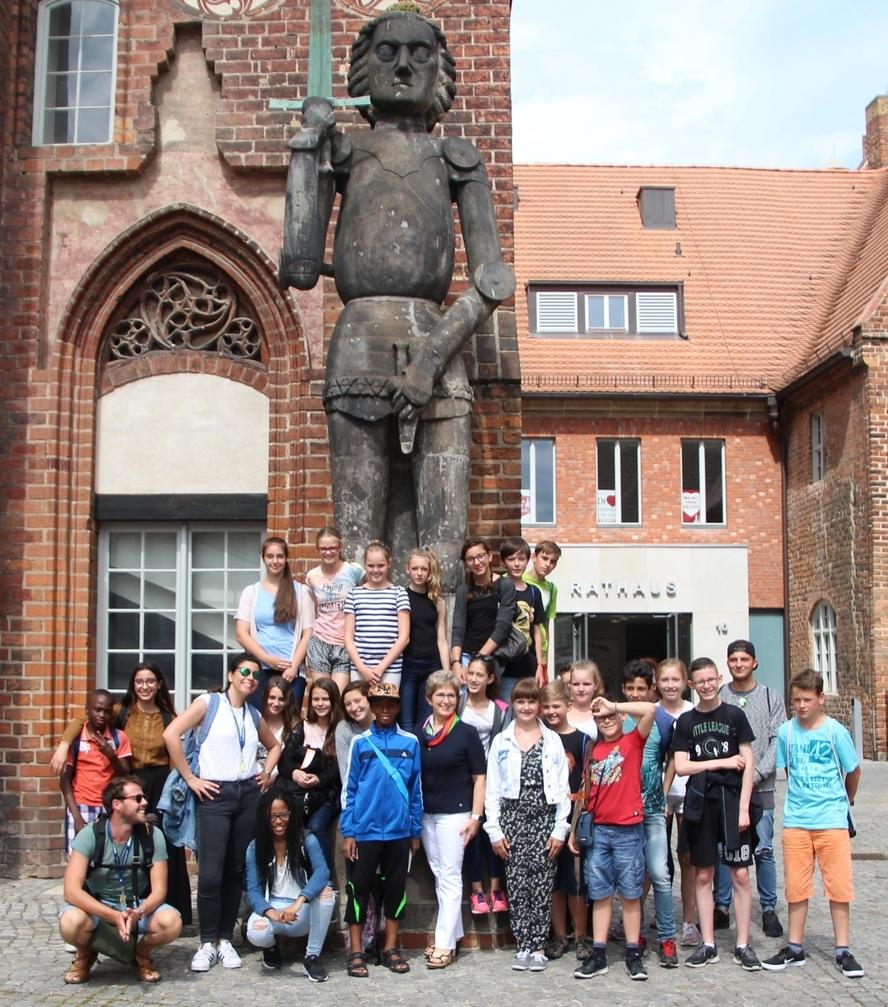 Gruppenbild vor dem Rathaus mit Dietlind Tiemann