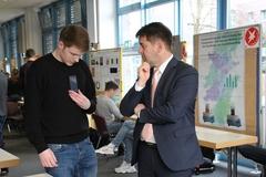 OB Steffen Scheller lässt sich eine App für Patienten mit Multipler Sklerose erklären