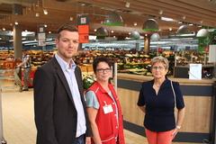 Stolz präsentiert Thomas Scholz der Oberbürgermeisterin die neu gestaltete Obst- und Gemüseabteilung.