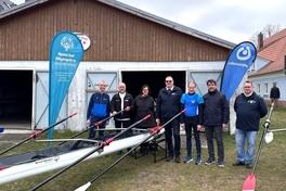 Taufpaten und Sportler vor dem Bootshaus