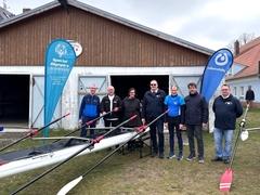 Taufpaten und Sportler vor dem Bootshaus