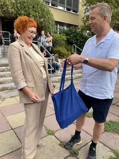 Schulleiterin Wissinger nahm Geschenke aus Dänemark in Empfang.