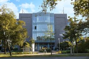 TGZ Brandenburg an der Havel: Gebäude mit Glasfront, Bäume links und rechts im Vordergrund