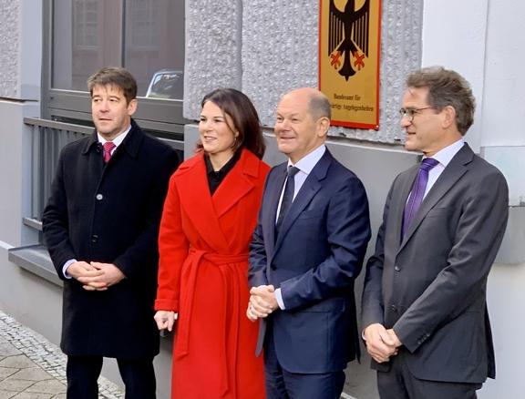 Oberbürgermeister Steffen Scheller mit Bundesaußenministerin Annalena Baerbock, Bundeskanzler Olaf Scholz und BfAA-Leiter Georg Birgelen