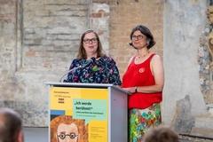 Anja Grothe (links) und Dr. Sylvia de Pasquale (rechts) begrüßten die Gäste in der Johanniskirche