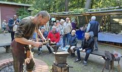 Robert Seiler mit seiner mobilen Schmiede.