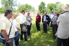 Stadtentwicklungsbeigeordneter Michael Brandt begrüßt die Gäste auf dem Packhofareal und informiert über die Herausforderungen einer in die Stadtentwicklung integrierten Bundesgartenschau