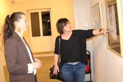 Alexandra Adel und Katrin Tietz beim Besprechen eines Bildes.