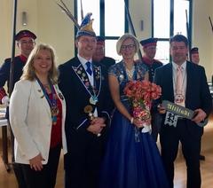 Das Prinzenpaar der 55. Saison des BKC Ihre Lieblichkeit Stephanie die I. und Seine Tollität Dirk der LV. Sowie BKC Präsidentin Jacqueline Damus überreichen Oberbürgermeister Steffen Scheller den Schlüssel der Altstadt.