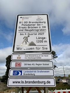 Ankündigung der Baumaßnahme auf einem Verkehrsschild