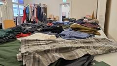 Gut gefüllt waren Tische und Kleiderständer zur Kleidertauschbörse.