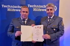 Der THW-Landesbeauftragte Sebastian Gold überreichte Matthias Hille die Ernennungsurkunde.