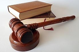 Richterhammer und Rechtsbücher