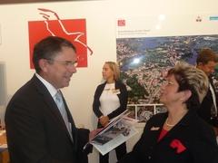 Oberbürgermeisterin Dr. Dietlind Tiemann im Gespräch mit dem Wirtschaftsminister