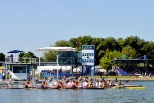 Kanu Regatta mit Zuschauern auf den Tribünen