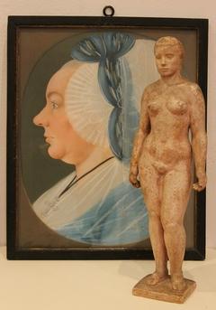 Der uns unbekannte Maler hat Frau Hiltrop in einem blauen Kleid dargestellt, die Haube in feiner, gestärkter Spitze schwebt regelrecht über ihren grauen Haaren. Bei dem Akt einer jungen Frau ist ihr Name unbekannt, ihr Schöpfer Caasmann ist als Modelleur für Brandenburger Spielzeug weltbekannt (Foto: Stadtmuseum Brandenburg an der Havel, H. Köhler)