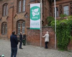 Flagge vor dem Rathaus