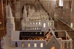 Blick ins Dommuseum mit Miniaturgebäuden.
