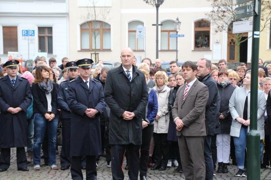 Ministerpräsident Dr. Dietmar Woidke und Bürgermeister Steffen Scheller bei der Schweigeminute für die Opfer des Anschlags von Paris