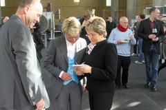 Die Oberbürermeisterin überreicht der Striftungsprofessorin ein kleines Willkommensgeschenk