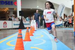 Mädchen beim Slalom.