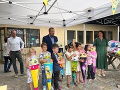 Kinder mit Schultüten und Michael Glaser