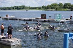 Kanu-Polo-Spieler kämpfen um den Ball.