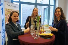 Eröffnung einer Ausstellung mit abstrakten Kunstwerken von Wredowschen Zeichenschülern im „Zentrum für Unternehmerinnen“ am 08.03.2018