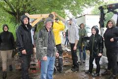 Studenten der FH Potsdam sowie Tobias Fischer, der Fa. Grabdenkmale Fischer, beim Verpacken der "Rangelnden Panther"