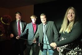 Das Band wurde von Oberbürgermeister Steffen Scheller, Lucas Trittschock, Inhaber Jan Thesing und seiner Partnerin Janina Otto durchtrennt.